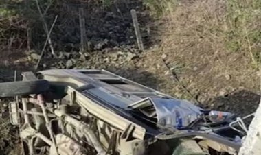 दर्दनाक हादसा : खाई में गिरी टेम्पो-ट्रैक्स, 6 की मौत