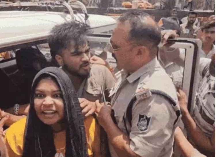 जब आक्रोशित हुई महिला : फूल माला बेचने वालों का अतिक्रमण हटाने गए दल की महिला पुलिसकर्मी के साथ की महिला ने मारपीट