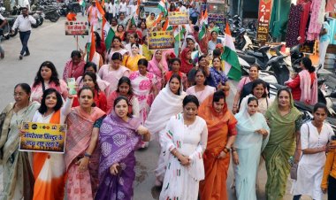 तिरंगा रैली में देश भक्ति के नारों से गूंजा रतलाम : हिन्दू, मुस्लिम, सिख, ईसाई, सभी धर्माे के धर्म गुरू शामिल हुए हाथ में तिरंगा थामकर