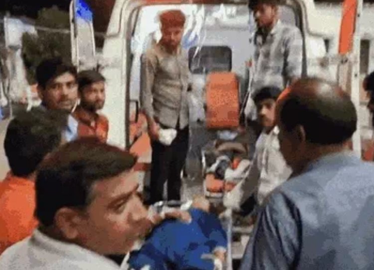 दर्दनाक हादसा : सड़क पर बैठी भैंसों को बचाने में दो कारों में हुई भिड़ंत से तीन की मौत