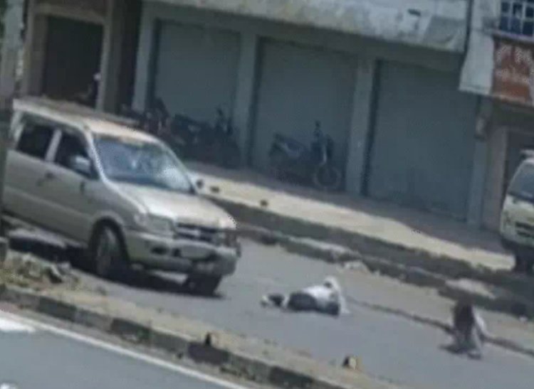 तेज रफ्तार कार ने स्कूटी सवार दो छात्राओं को उड़ाया हवा में