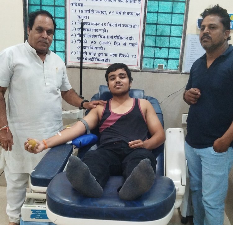 सामाजिक सरोकार : जन्मदिन सेवा कार्यों के साथ मनाने की प्रेरणा देने के लिए पिता ने 21वीं बार व पुत्र ने किया पहली बार रक्तदान 