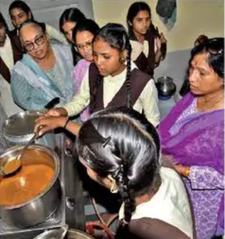 मुद्दा छात्राओं की समस्याओं का : मौके पर पहुंची एडीएम ने माना छात्राओं और वार्डन में संवाद की कमी