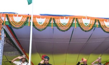 स्वतंत्रता दिवस : सांस्कृतिक हर्षोल्लास के साथ गरिमामय माहौल में लहराया तिरंगा