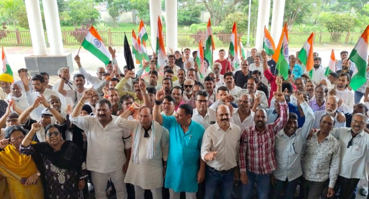 कांग्रेस का प्रदर्शन : सेना का अपमान करने वाला नहीं करेगा झंडा वंदन, विजय शाह वापस जाओ के नारों से गूंजा कलेक्ट्रेट