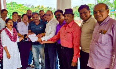 पत्रकार कल्याण बीमा योजना निशुल्क करने सहित अन्य मांगों को लेकर पत्रकारों ने मुख्यमंत्री के नाम सौंपा ज्ञापन 