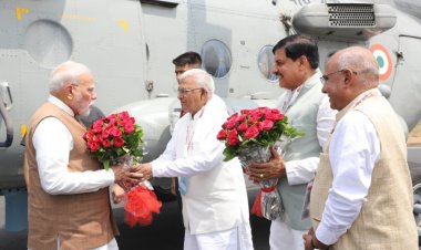 प्रधानमंत्री श्री मोदी का भैंसोला हेलीपैड पर आत्मीय स्वागत राज्यपाल एवं मुख्यमंत्री ने पुष्पगुच्छ भेंट कर किया अभिनंदन