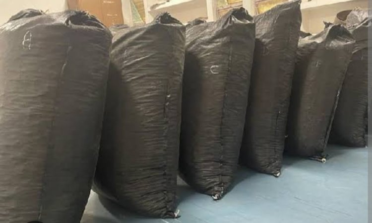 पुलिस कार्रवाई : कीचड़ में फंसी काले रंग की लावारिस फॉर्च्यूनर की तलाशी ली तो निकला काले 14 बोरों में डोडा चूरा