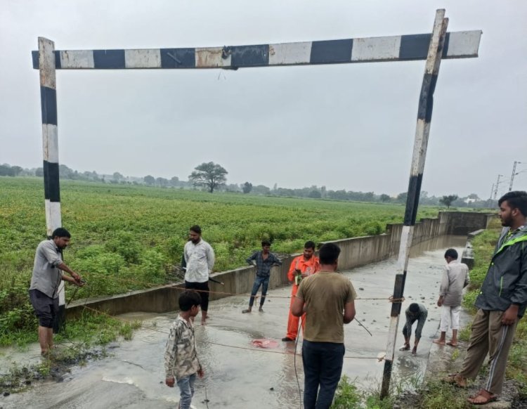 रेलवे की लापरवाही से बारिश में गांववासी हो गए कैद, किसी की सेहत पर बन आती तो नहीं बचती जान