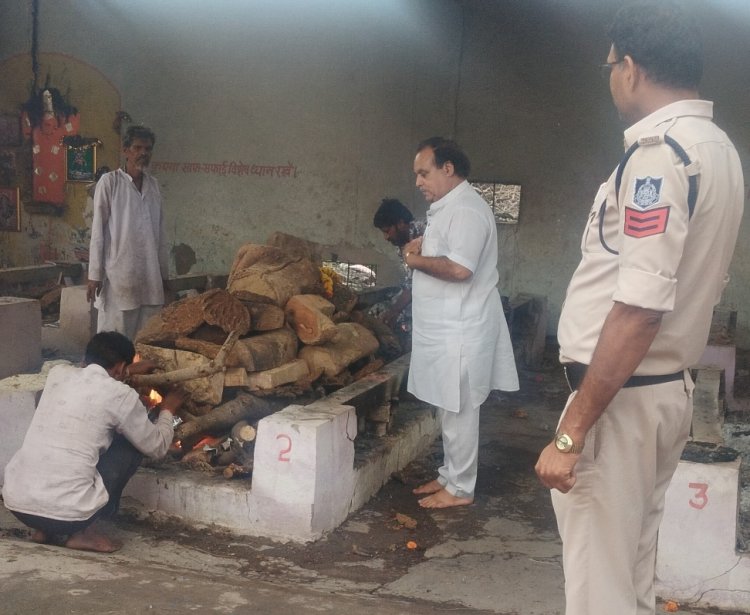 सामाजिक सरोकार : प्रतीक्षालय में आ गई मौत, नहीं मिले परिजन, लावारिसमान किया अंतिम संस्कार 