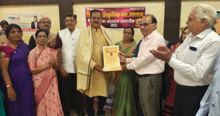 सामाजिक सरोकार : शिक्षक दिवस पर शिक्षक सांस्कृतिक मंच ने दिया प्रदीप सिंह राव को लाइफटाइम अचीवमेंट अवार्ड