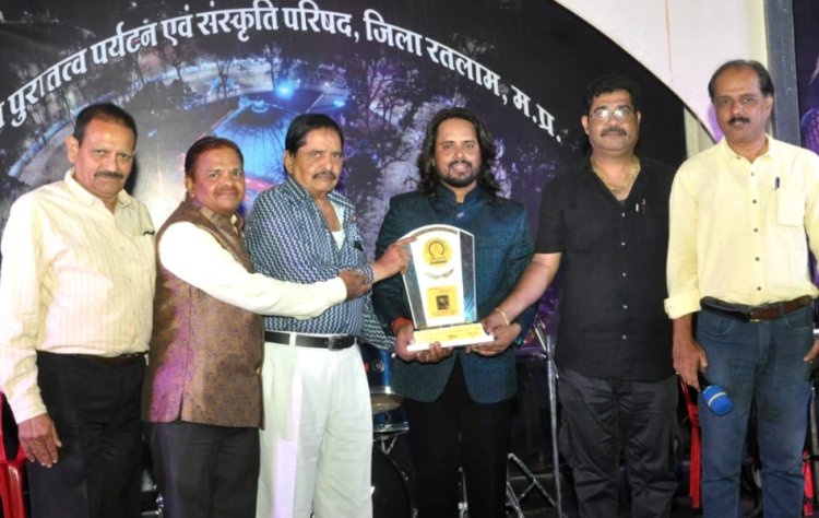 सामाजिक सरोकार : बालीवुड सिंगर आशीष मराठा के सुरों ने समां बांधा