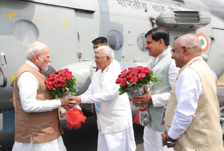 प्रधानमंत्री श्री मोदी का भैंसोला हेलीपैड पर आत्मीय स्वागत राज्यपाल एवं मुख्यमंत्री ने पुष्पगुच्छ भेंट कर किया अभिनंदन