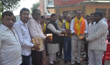 सामाजिक सरोकार : सफाई मित्रों का अभिनंदन कर किया मिठाई वितरण