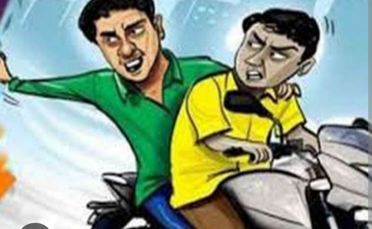 कागज की पुड़िया फेंकते हुए लुटेरों ने कहा “हम तुम्हारा सामान लौटा रहे हैं, पीछा मत करो।”