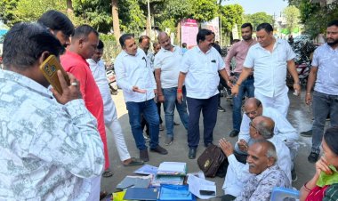 नगर निगम के सम्मेलन के खिलाफ कांग्रेस पार्षद का धरना