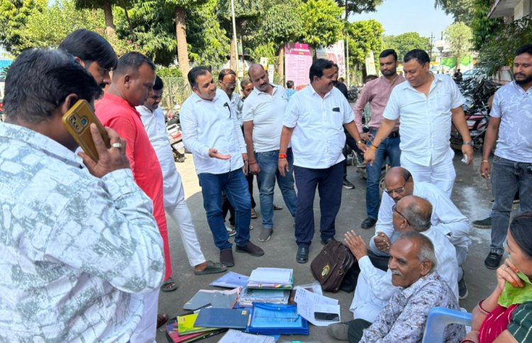 नगर निगम के सम्मेलन के खिलाफ कांग्रेस पार्षद का धरना