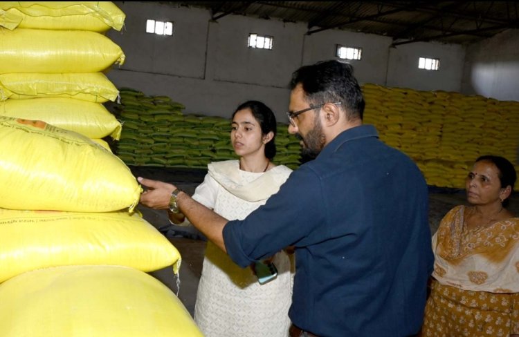 कलेक्टर की कार्रवाई : खाद गोदाम निरीक्षण के दौरान बैग मिले कम