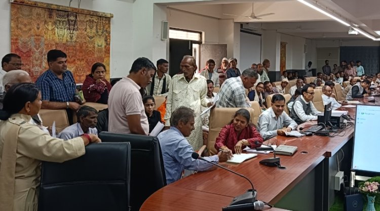 जनसुनवाई : सीएम ने कलेक्टर एसपी की वीसी बुलाई, कलेक्टर, सीईओ एडीएम, एसडीएम नहीं आई, आमजन को मिली रुसवाई