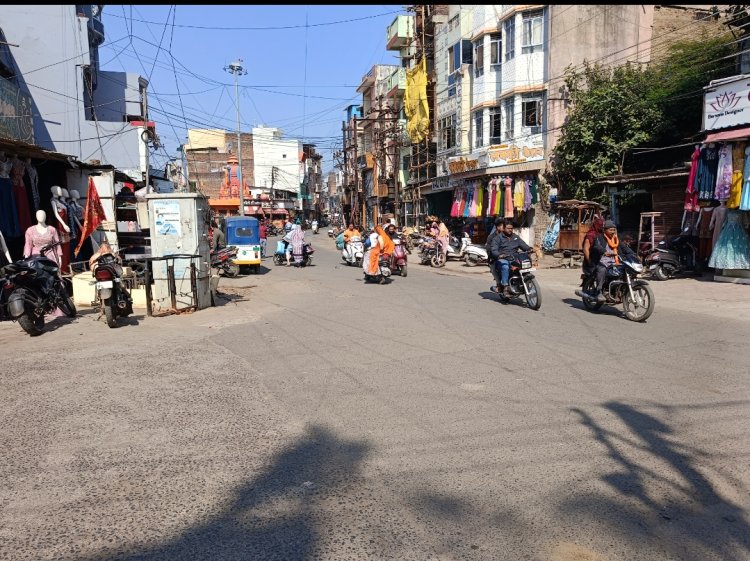 कार्रवाई का असर : अतिक्रमण मुहिम से आवागमन हो रहा सुगम, महापौर की सब्जी व्यापारियों से दो टूक बात "आप सब सहयोग करें, आपकी भी होगी व्यवस्था"