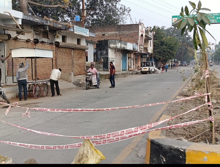 इधर ध्यान क्यों नहीं : पौधों का सत्यनाश करने पर तुले हुए घटिया सीसी रोड की मरम्मत करने वाले ठेकेदार और अधिकारी