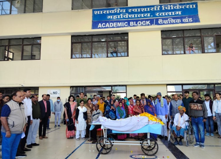 सामाजिक सरोकार : दिवंगत ओमप्रकाश सोलंकी का गार्ड ऑफ ऑनर सम्मान के साथ देहदान