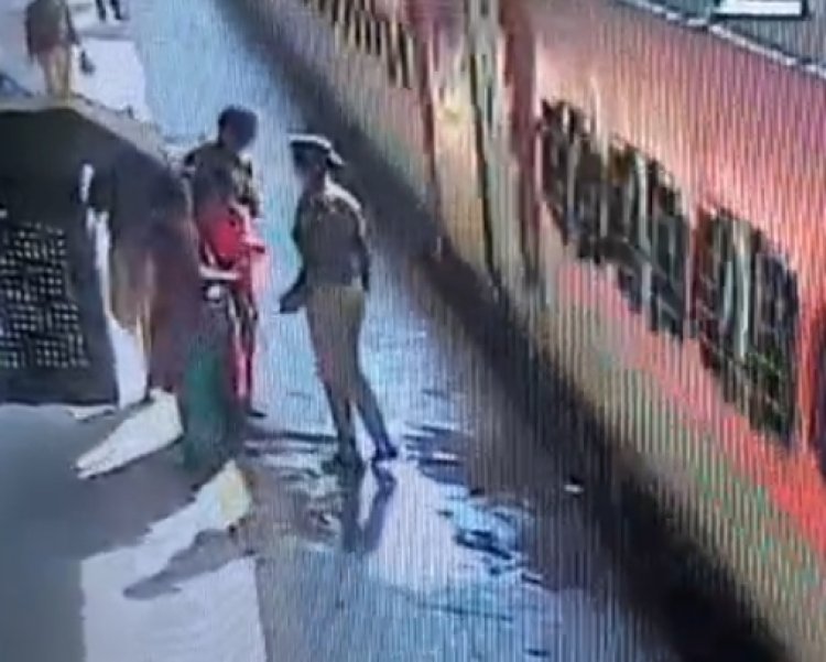 रेलयात्री सरोकार : रेलवे सुरक्षा बल की सूझबूझ एवं साहस से बची एक महिला यात्री की जान