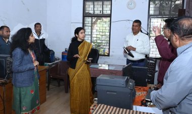 प्रशासन की कार्रवाई : रीडर रामबाबू पंवार एवं देवांशु सांकले को लंबित प्रकरणों के संबंध में कारण बताओं सूचना पत्र जारी