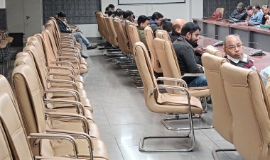 जनसुनवाई : ठंड में नई व्यवस्था, आवेदकों के लिए धूप में लगाई कुर्सियां, सवा 12 बजे तक मामला रहा ठंडा, फिर बढ़ी भीड़