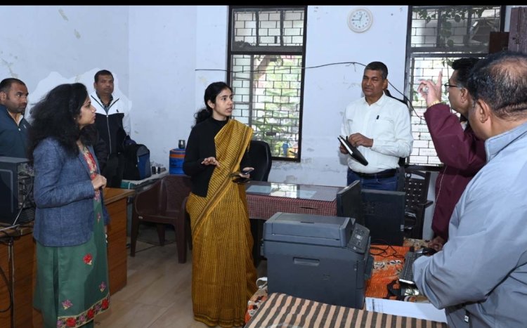 प्रशासन की कार्रवाई : रीडर रामबाबू पंवार एवं देवांशु सांकले को लंबित प्रकरणों के संबंध में कारण बताओं सूचना पत्र जारी