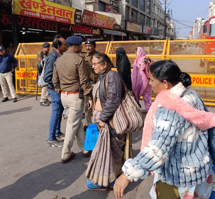 कैबिनेट मंत्री के आवास की सुरक्षा में पुलिस ने किया रास्ता बंद, रेलवे स्टेशन जाने वाले यात्री हुए परेशान