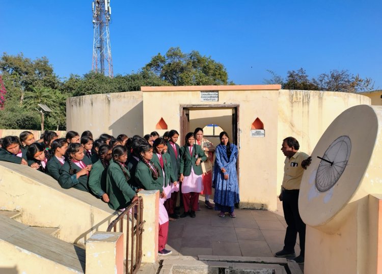 शिक्षा सरोकार : आकाशगंगा उतरी ज़मीन पर, चंद्रमा आया सूर्य और पृथ्वी के बीच