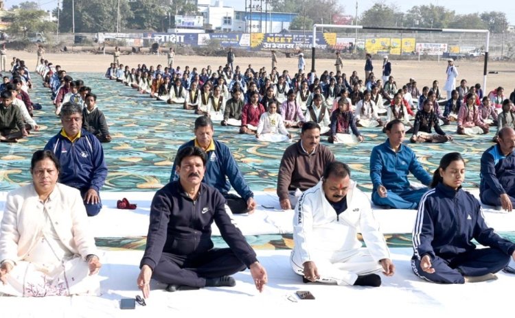 जिला स्तरीय सामूहिक सूर्य नमस्कार का भव्य आयोजन हुआ उत्कृष्ट विद्यालय में