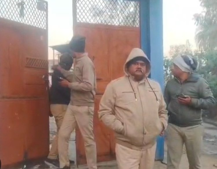 पुलिस कार्रवाई : मस्जिद के पीछे एमडी ड्रग्स बनाने की फैक्ट्री पर पुलिस की दबिश, मिली करोड़ों की ड्रग्स, एक दर्जन से आरोपी की गिरफ्तार