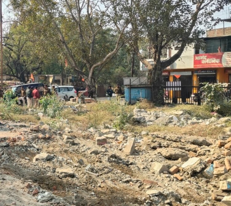 शिकायत पर कार्रवाई : शासकीय जमीन पर बनी अवैध मजार को शेड सहित हटाया