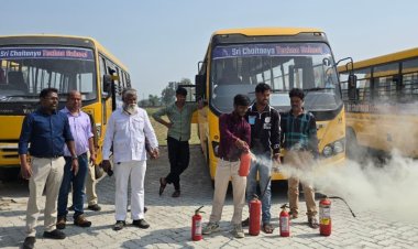स्कूलों बसों की हुई चेकिंग : आपातकालीन खिड़की के आगे लगी मिली सीट