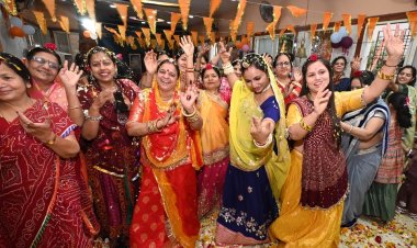 होली आई रे कन्हाई रे होली आई रे... 