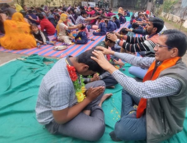 सामाजिक सरोकार : सैकड़ों नन्हे हाथों ने माता पिता का पूजन कर पाया 'आयुष्मान भव' का आशीर्वाद