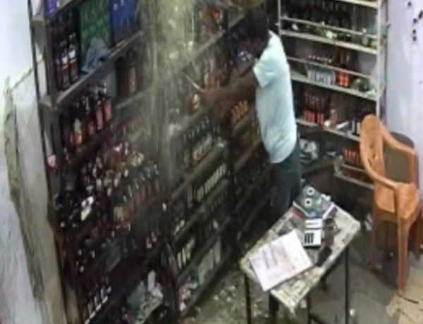 दबंगई : शराब की दुकान में तोड़फोड़, दी धमकी