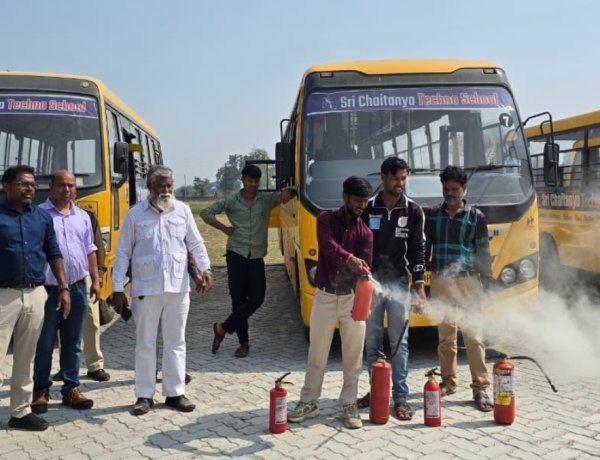 स्कूलों बसों की हुई चेकिंग : आपातकालीन खिड़की के आगे लगी मिली सीट