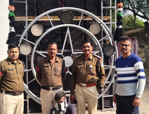 कार्रवाई : सांदीपनि विद्यालय के सामने बज रहा था तेज आवाज में डीजे