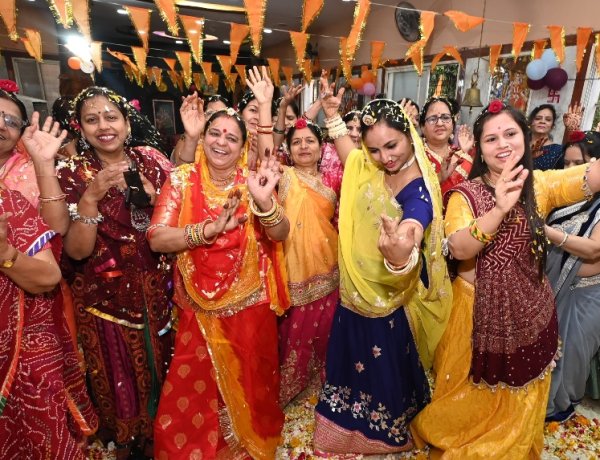 होली आई रे कन्हाई रे होली आई रे... 