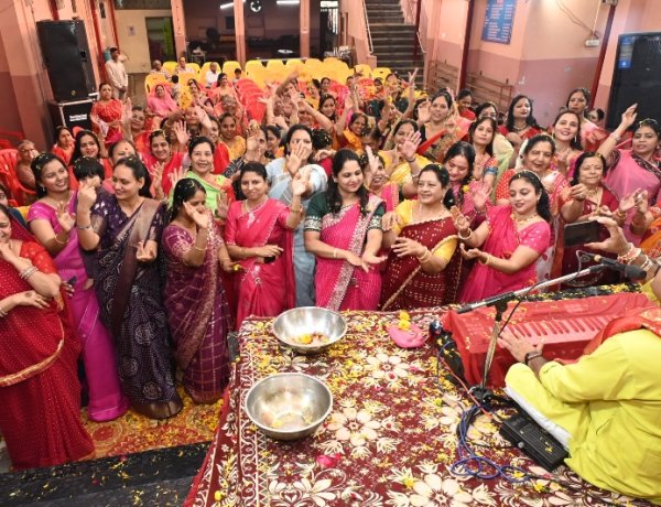 राधा गोरी गोरी बरसाने की छोरी, फाग गीतों पर किए नृत्य