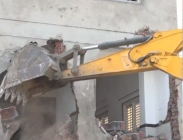 कार्रवाई : आश्रम में होटल का संचालन, चला बुलडोजर