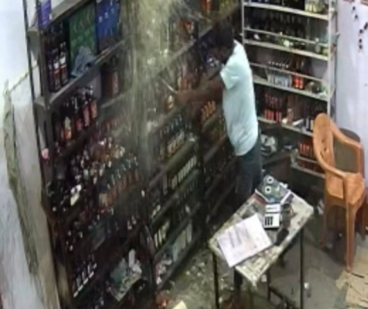 दबंगई : शराब की दुकान में तोड़फोड़, दी धमकी