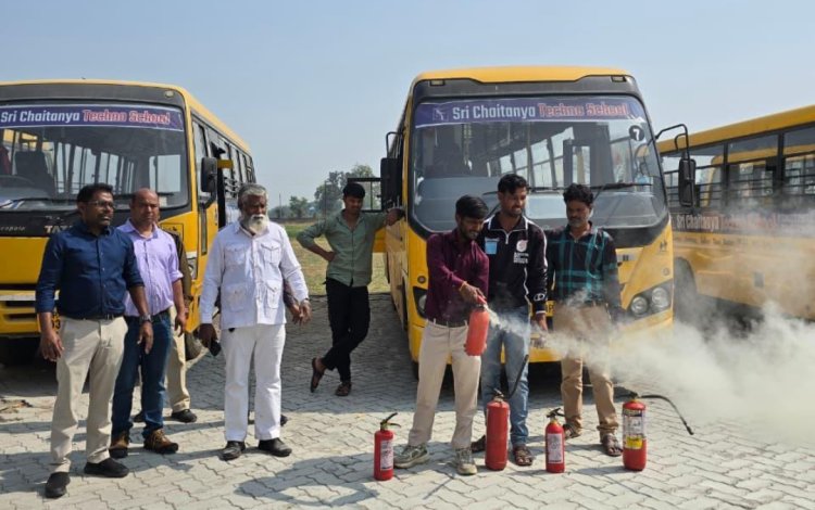 स्कूलों बसों की हुई चेकिंग : आपातकालीन खिड़की के आगे लगी मिली सीट