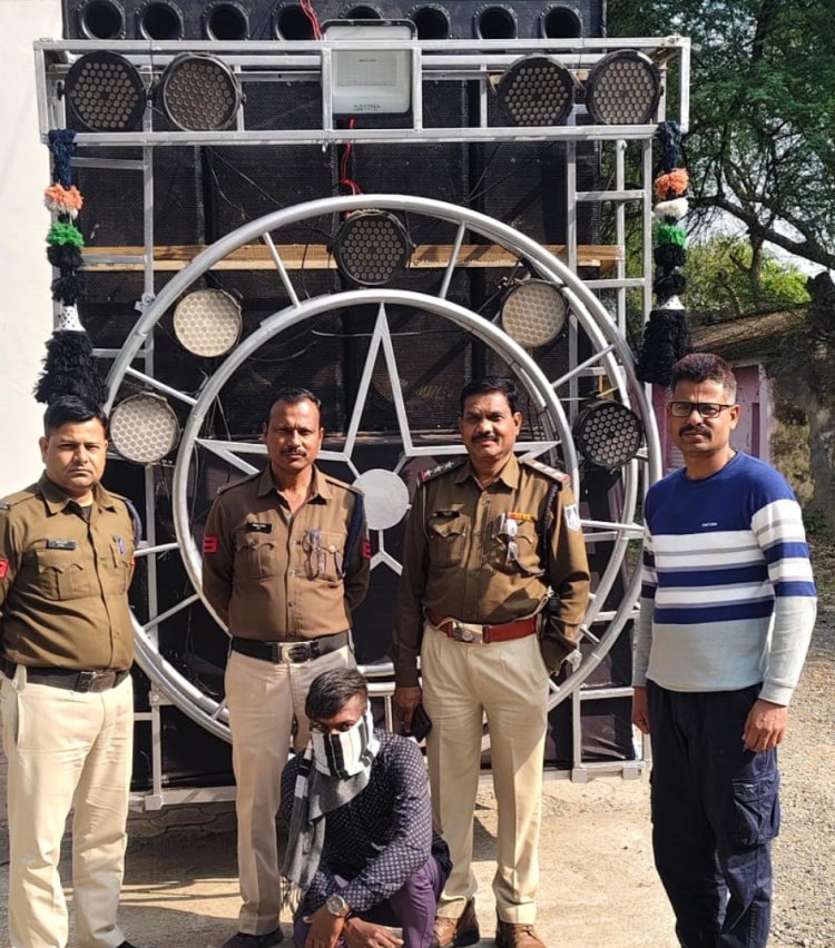 कार्रवाई : सांदीपनि विद्यालय के सामने बज रहा था तेज आवाज में डीजे