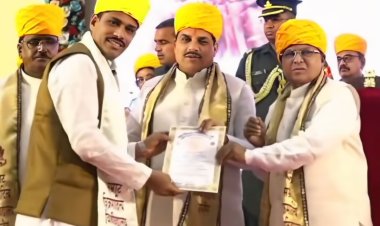 उपलब्धि सरोकार : राज्यपाल और मुख्यमंत्री के हाथों सम्मानित हुए रतलाम कॉमर्स कॉलेज के प्रो. रवि जोशी