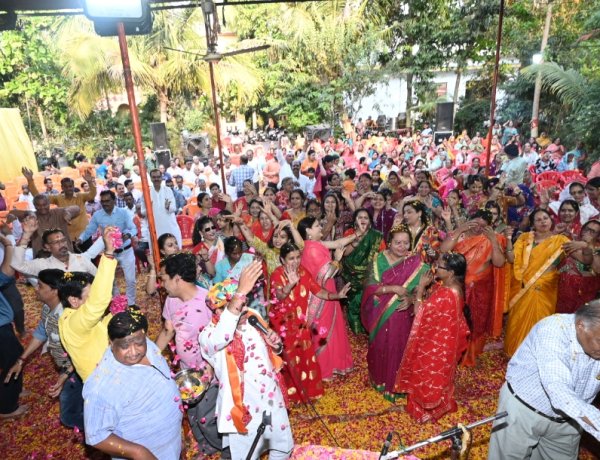 धर्म संस्कृति : प्रभु प्रेमी संघ के फागोत्सव में भजनों पर नृत्य में तल्लीन नजर आए भक्तगण