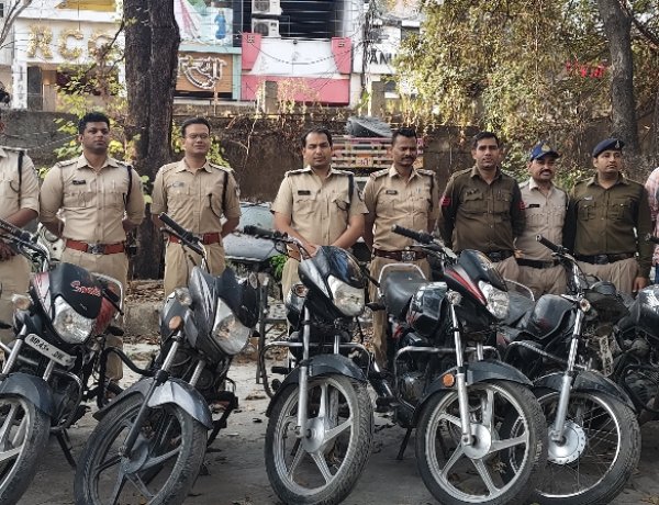 कामयाबी : चोरी की गई 9 मोटरसाइकिल के साथ विकास सहित तीन नाबालिगों को किया गिरफ्तार